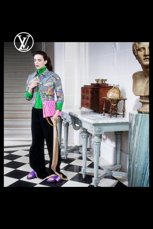 (Ảnh: Louis Vuitton)<br/>Stacy Martin túi Coussin da hồng neon