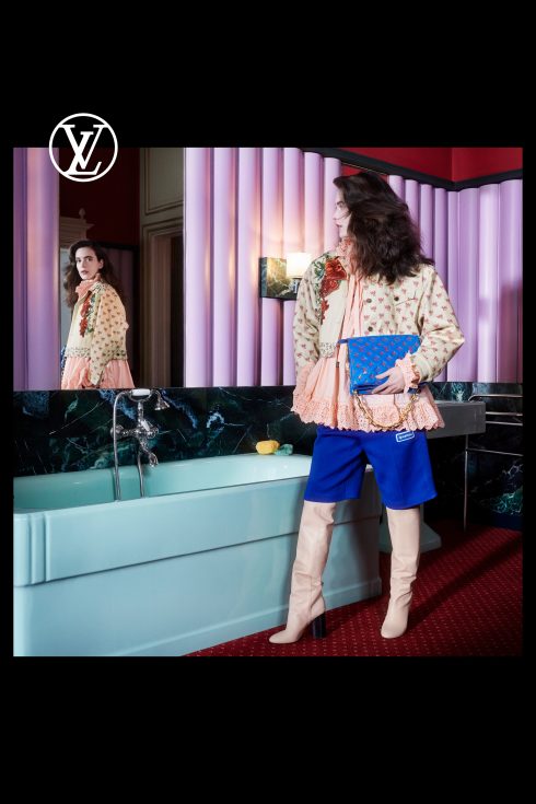 (Ảnh: Louis Vuitton)<br/>Stacy Martin túi LV Coussin xanh cobalt