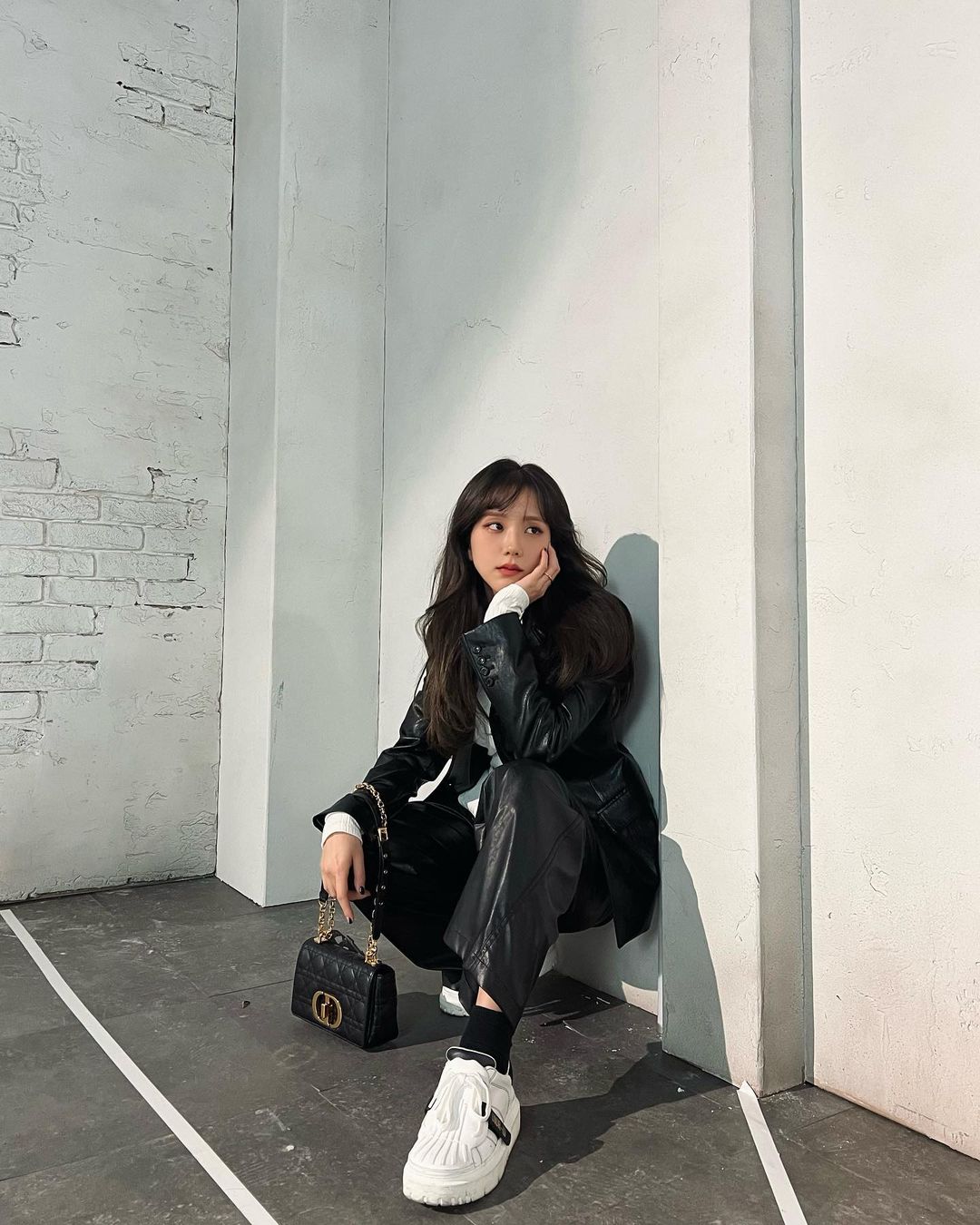 Jisoo đeo sneakers Dior