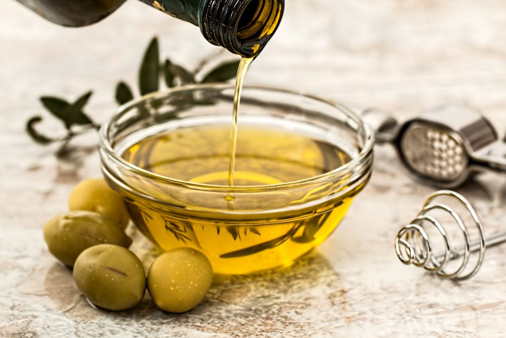 Dùng dầu olive giúp phục hồi móng tay nhanh chóng