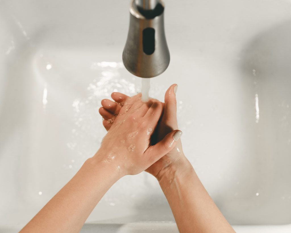 Vệ sinh móng tay đúng cách cũng là bí quyết dưỡng móng tay Vệ sinh đúng cách cũng là bí quyết dưỡng móng tay