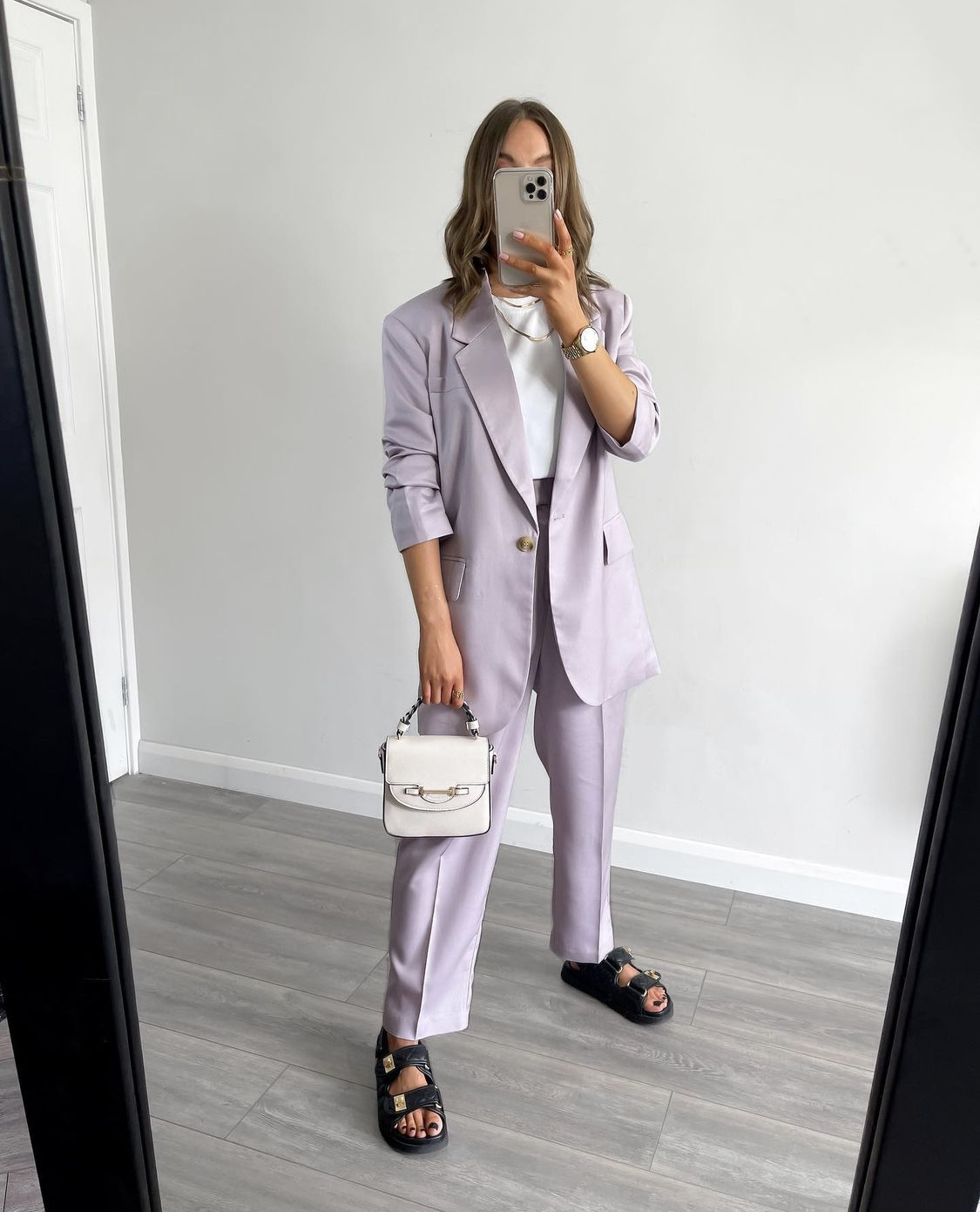 phối bộ suit cùng dad sandals