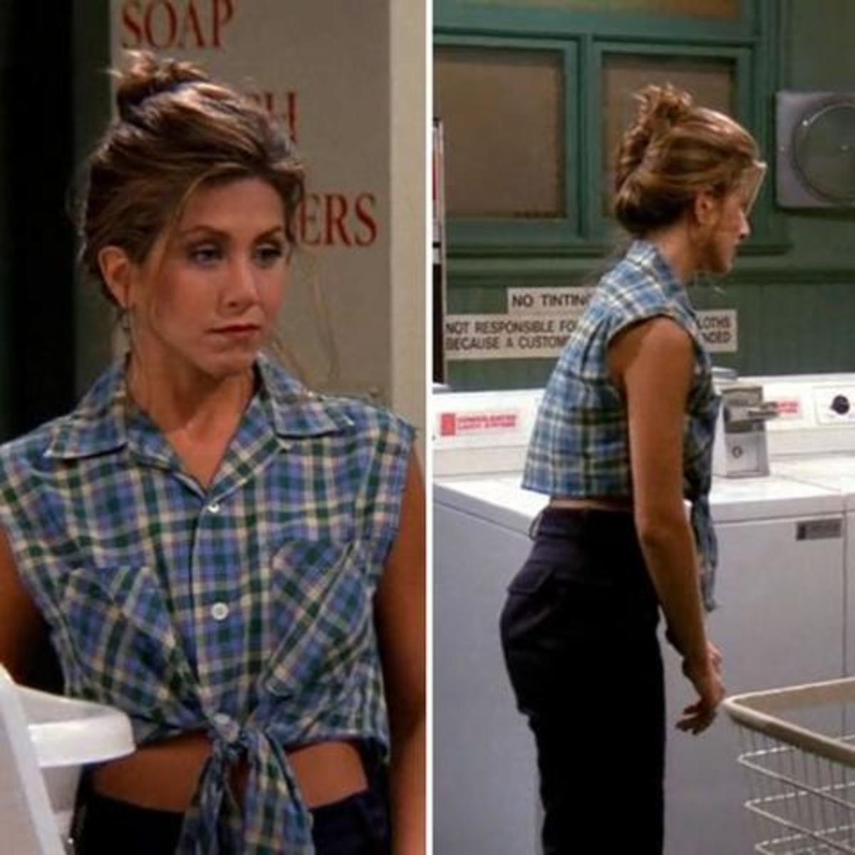 Rachel Green ở nhà cùng sơmi buộc vạt