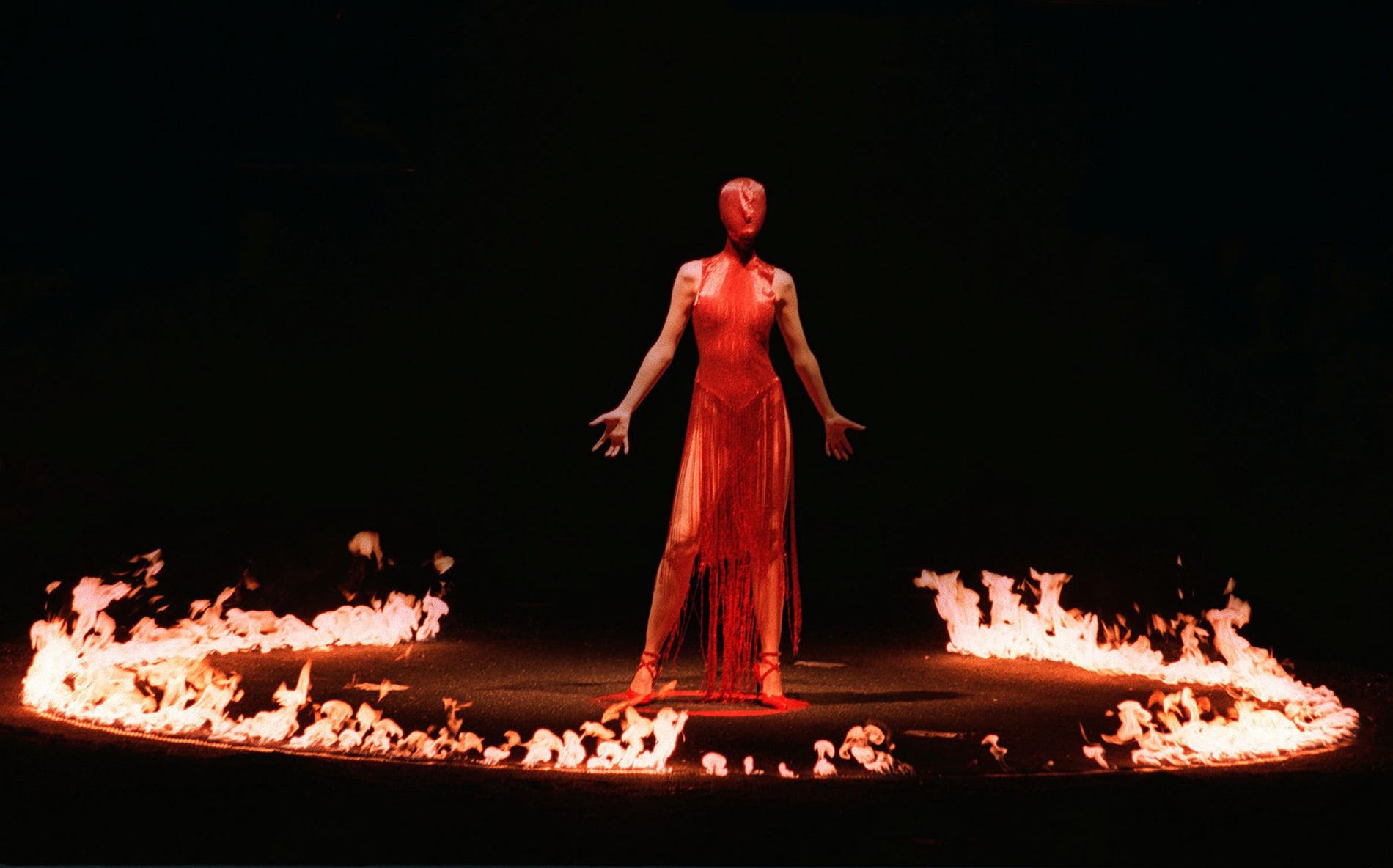 McQ JoanofArc - #Playback: NTK Alexander McQueen và 5 sàn diễn thời trang đầy mê hoặc