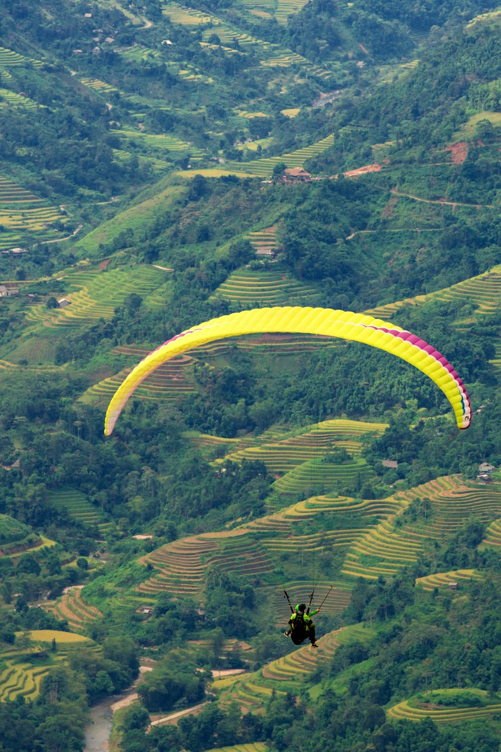 Hoàng Su Phì nhảy dù trên không