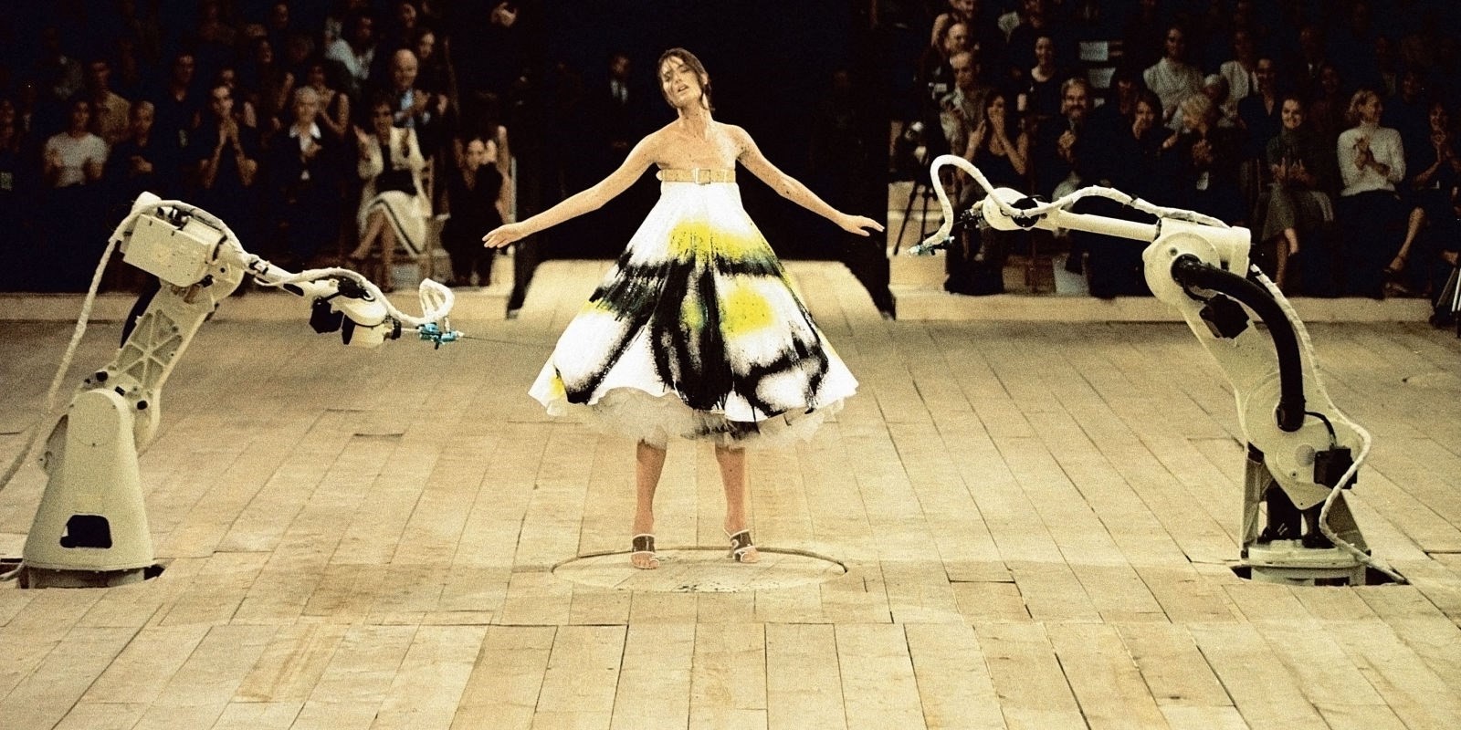 McQ no 13 - #Playback: NTK Alexander McQueen và 5 sàn diễn thời trang đầy mê hoặc