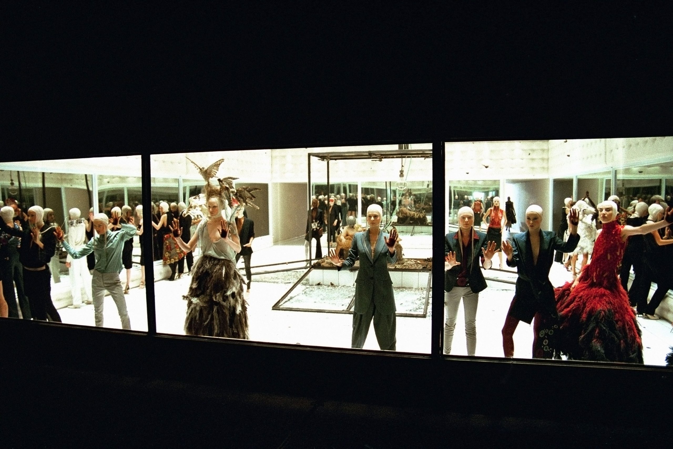 alexander mcqueen voss 2001 scaled - #Playback: NTK Alexander McQueen và 5 sàn diễn thời trang đầy mê hoặc