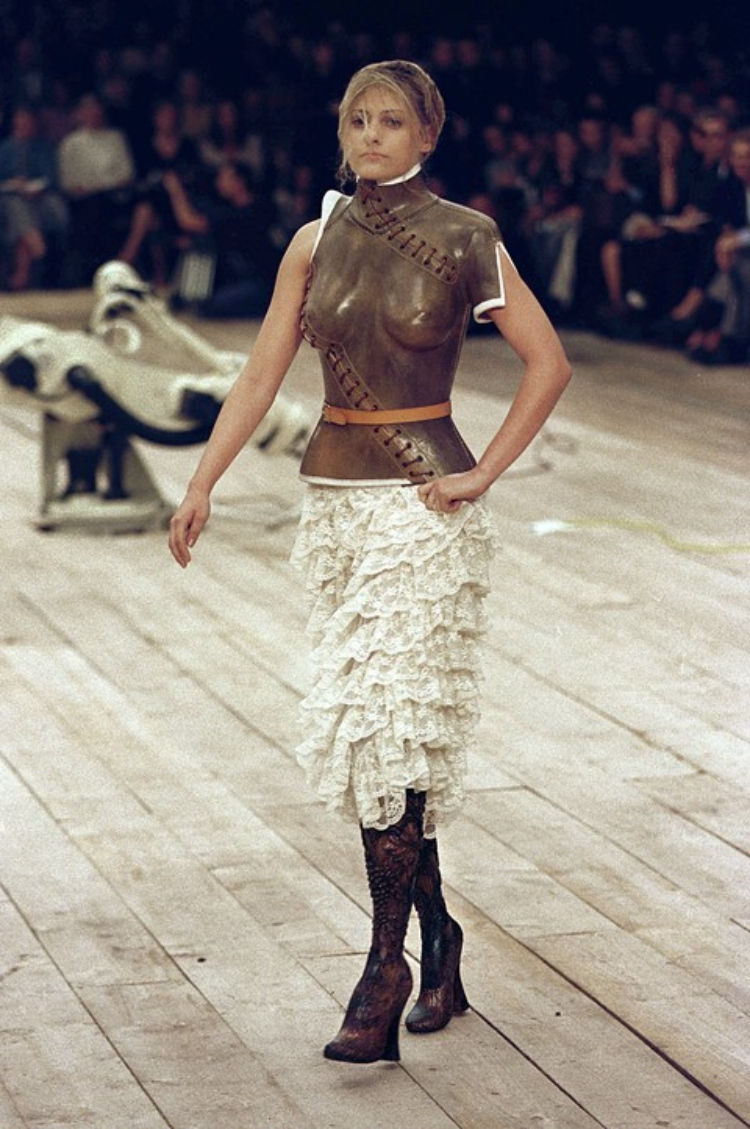 mcqueen no13 amiee mullins - #Playback: NTK Alexander McQueen và 5 sàn diễn thời trang đầy mê hoặc