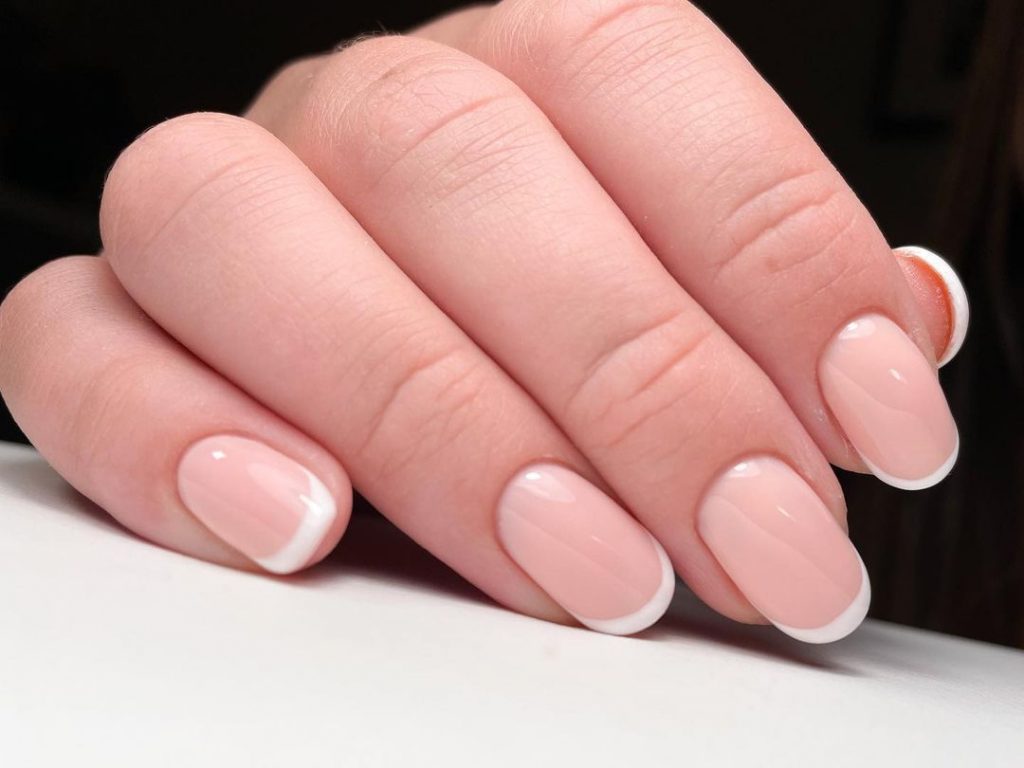 Mẫu nail đơn giản French Manicure