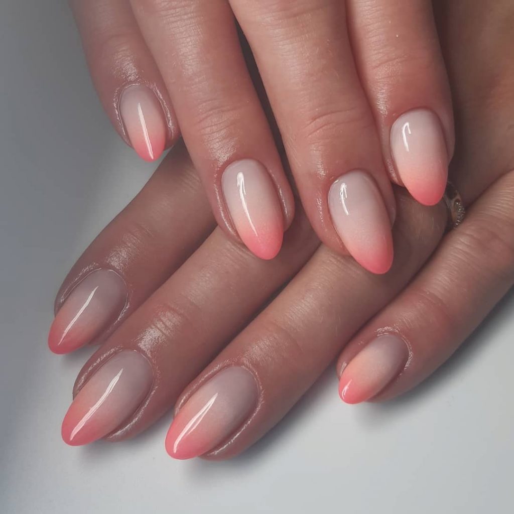 Kiểu nail Ombré đầu móng đơn giản và tinh tế