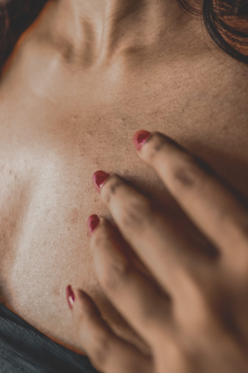 Hạn chế nặn mụn ngực giúp tránh tình trạng viêm nhiễm