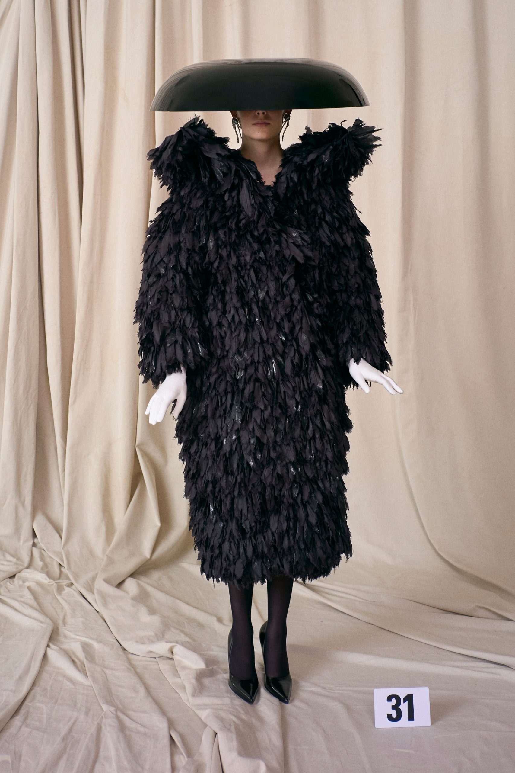 Balenciaga Couture 2021 Tiếng vọng đương đại về quá khứ  ELLE