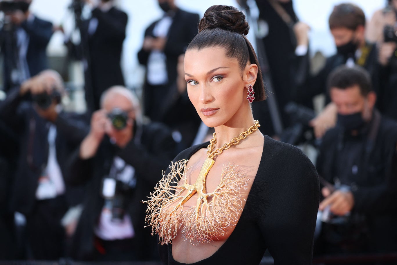 Bella Hadid tại LHP Cannes 2021