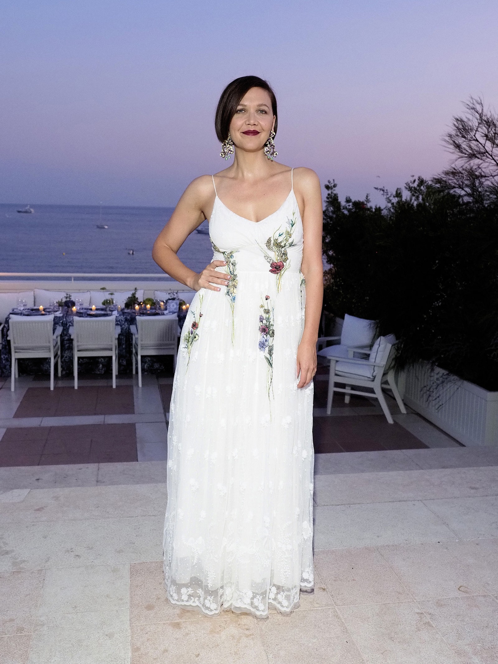 Maggie Gyllenhaal thanh thoát trong thiết kế đầm ren thêu hoa từ Chanel