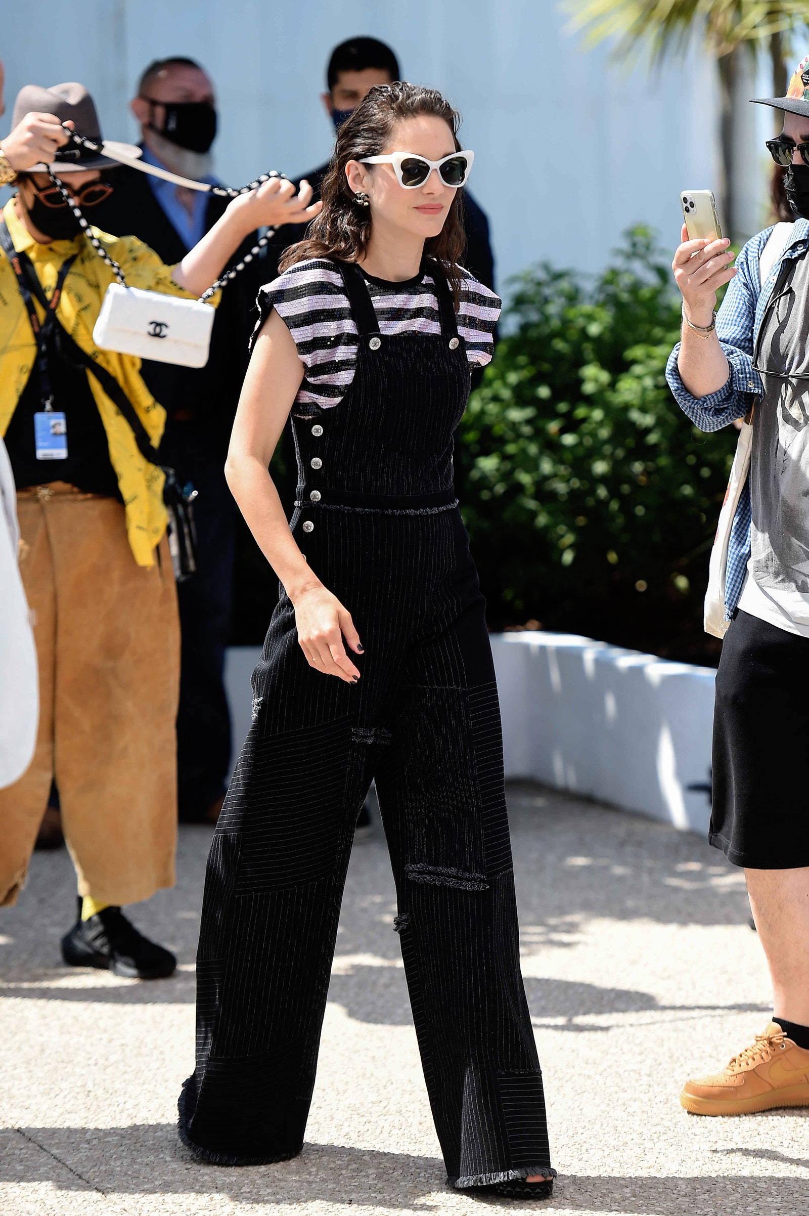Diễn viên Marion Cotillard năng động trong thiết kế quần yếm từ nhà mốt Chanel.
