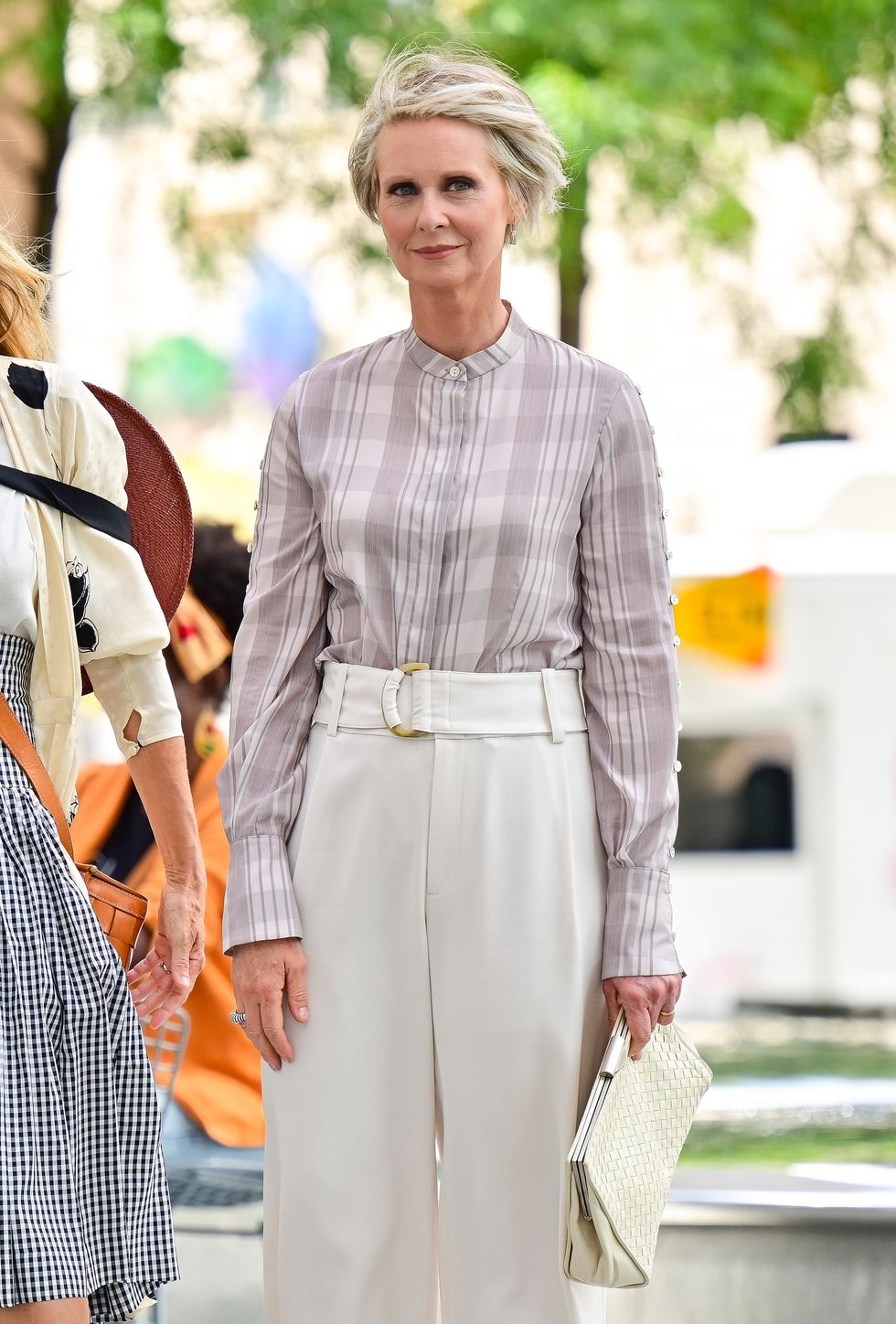 cynthia nixon áo blouse sọc quần trắng