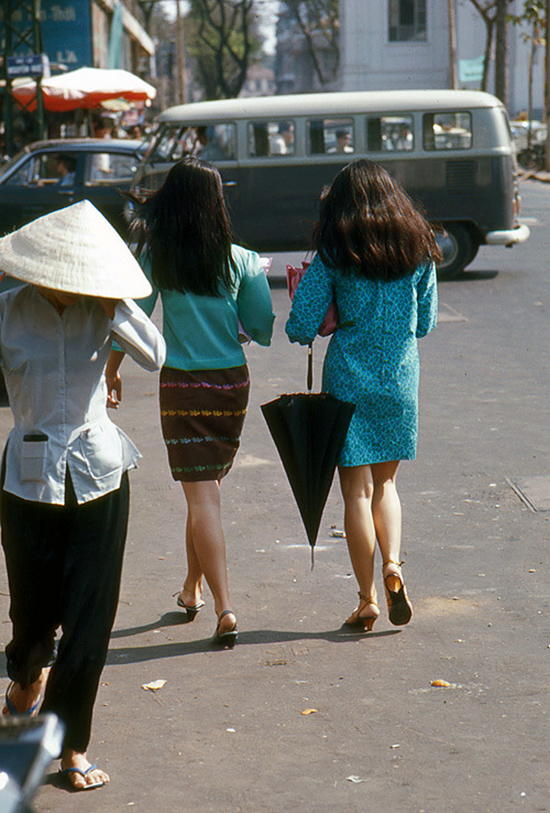 Phụ nữ Sài Gòn diện váy suông ngắn