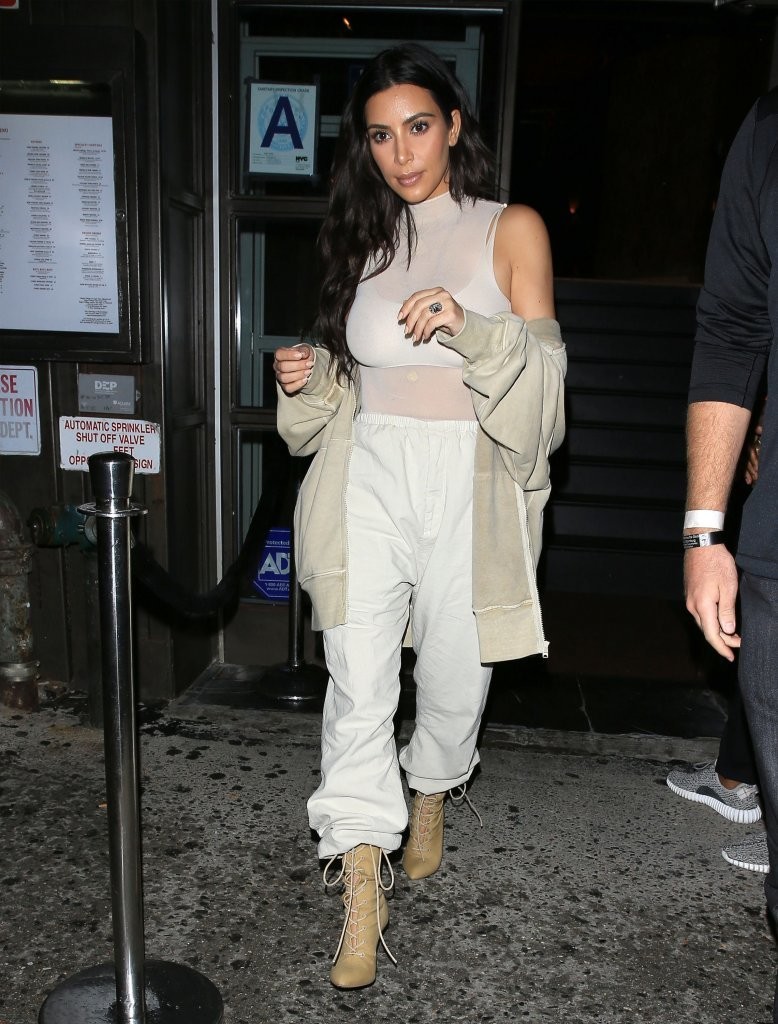 Kim Kardashian quần jogger phối áo xuyên thấu