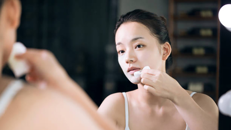 10 loại nước tẩy trang phổ biến giúp da sạch dịu nhẹ - ELLE.VN