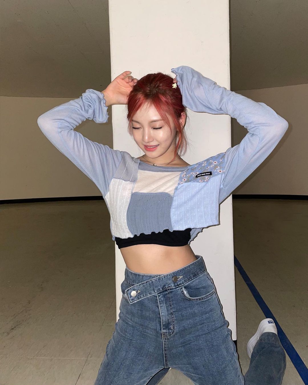 ningning mặc áo croptop xanh