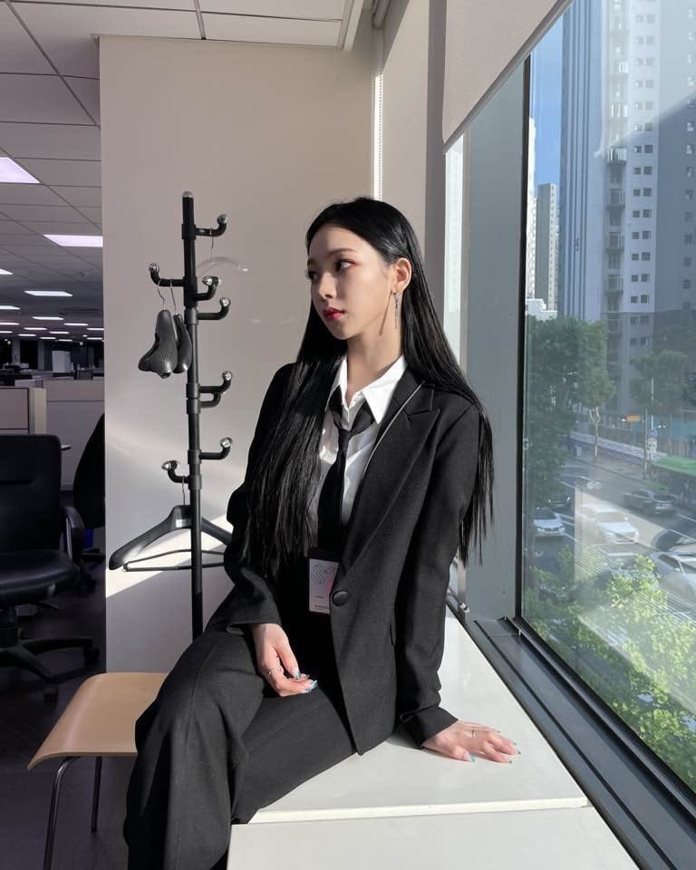 karina aespa mặc suit đen