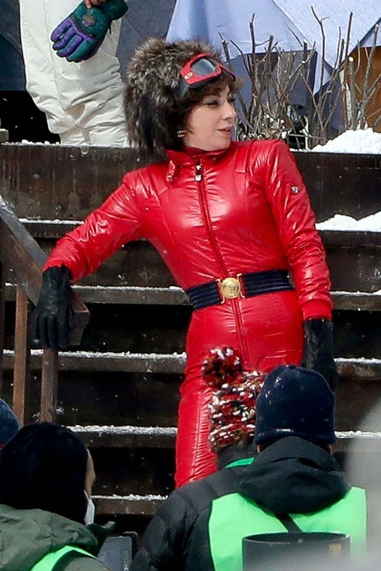 lady gaga đồ trượt tuyết đỏ
