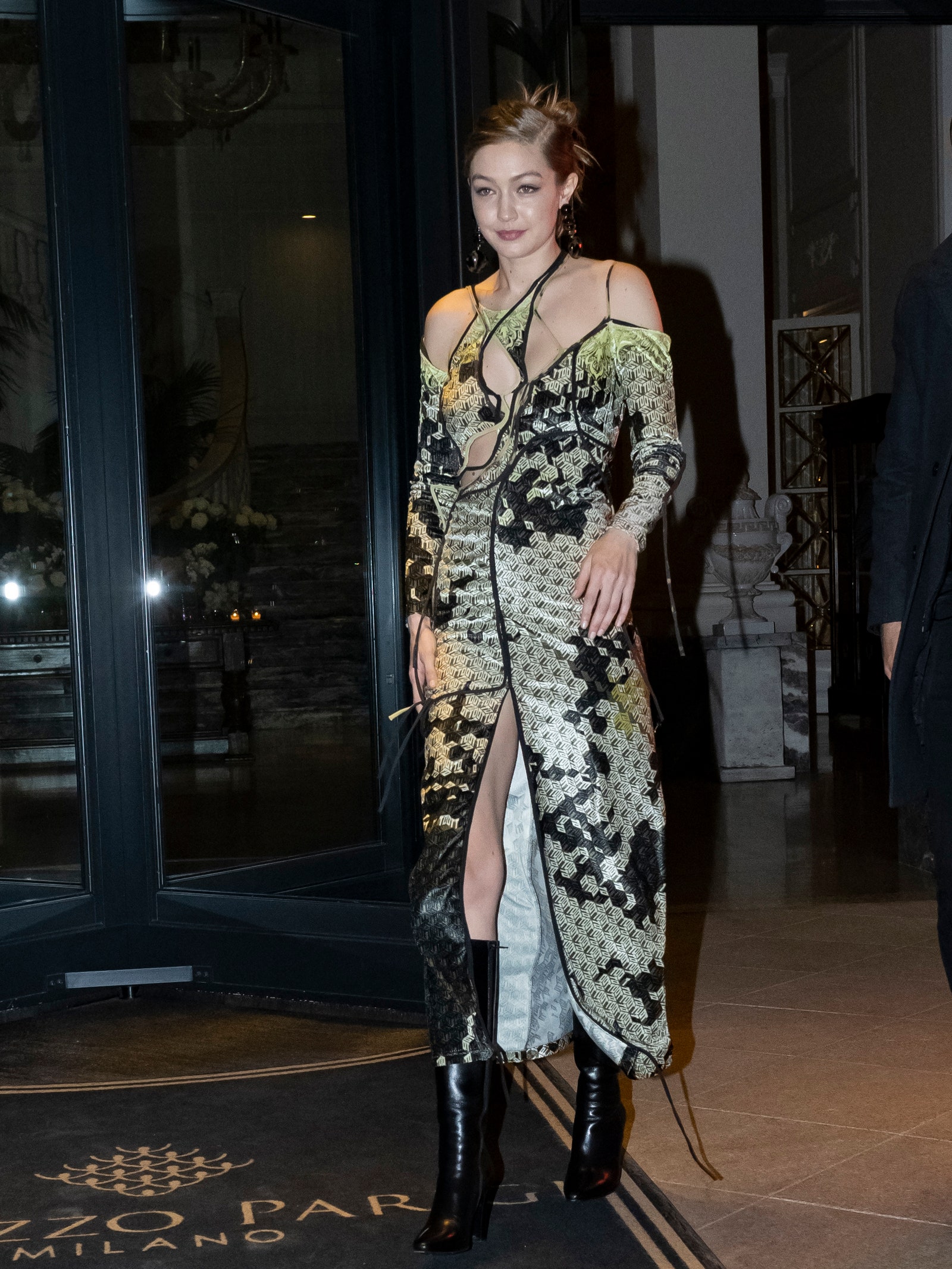 gigi hadid thiết kế đầm hoạt tiết