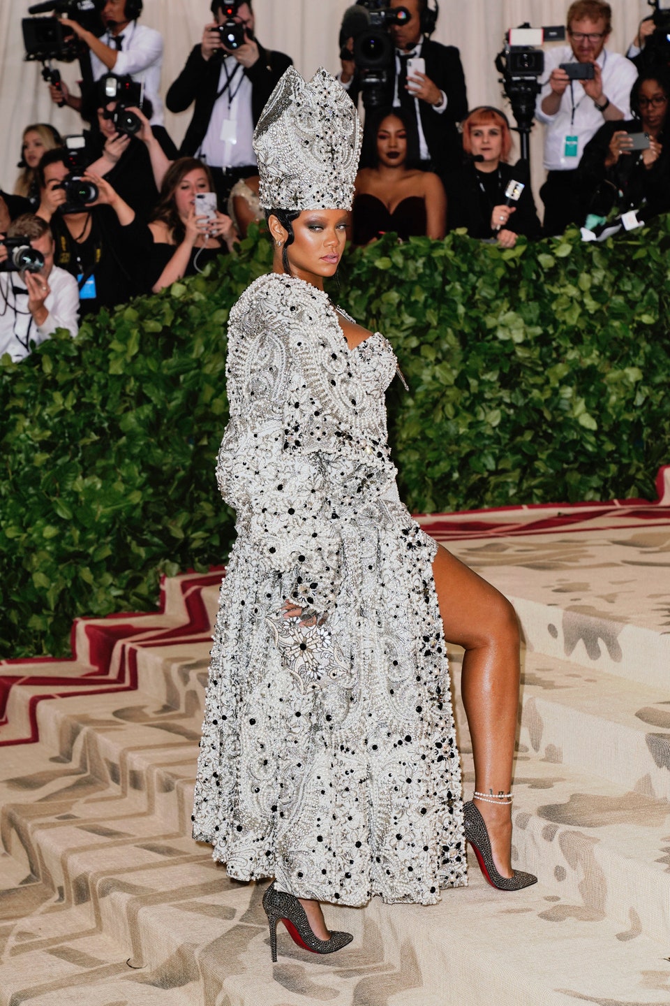 trang phục rihanna met gala 2018