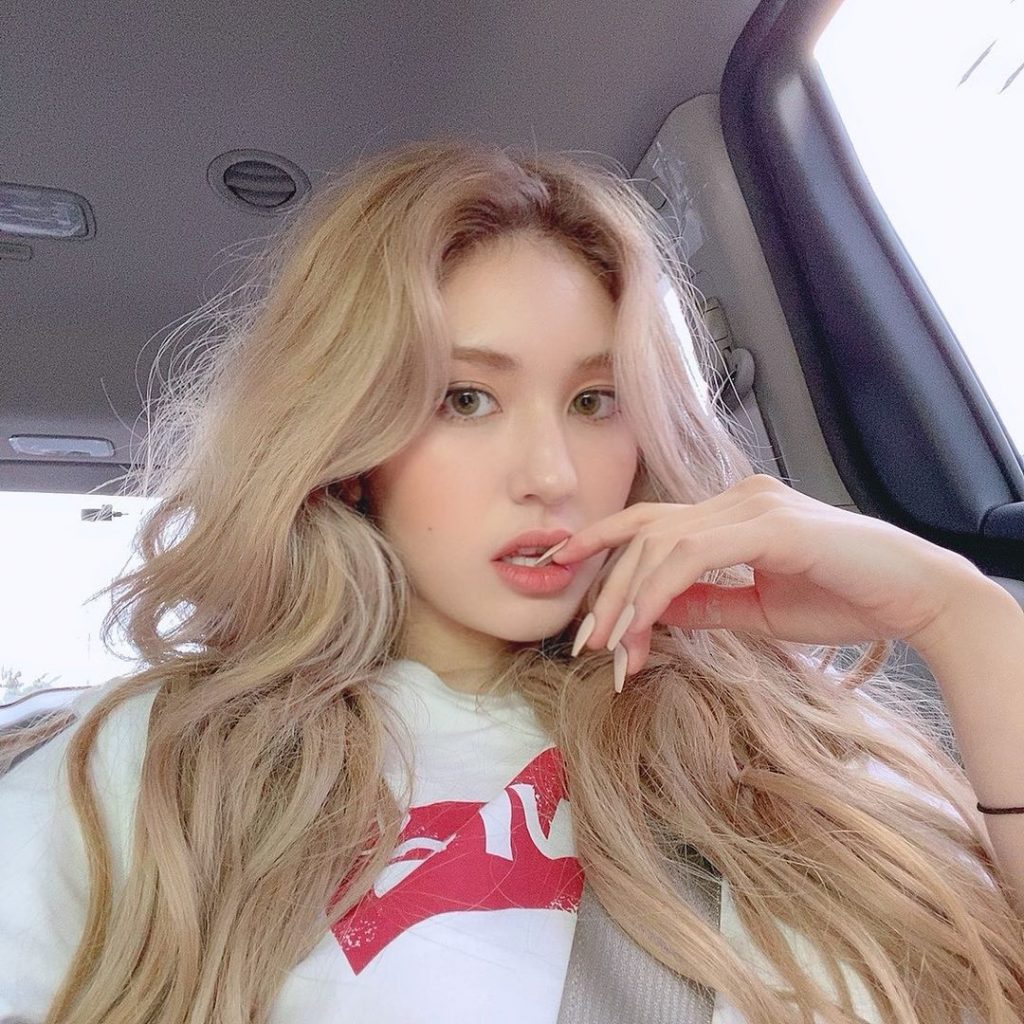 Jeon Somi khỏe ảnh tóc nhuộm vàng trên Instagram