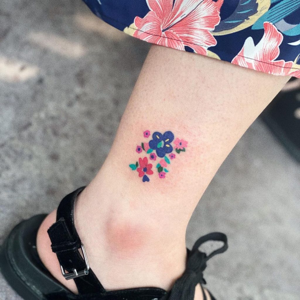 Hình xăm bông hoa nhỏ ở cổ chân 
