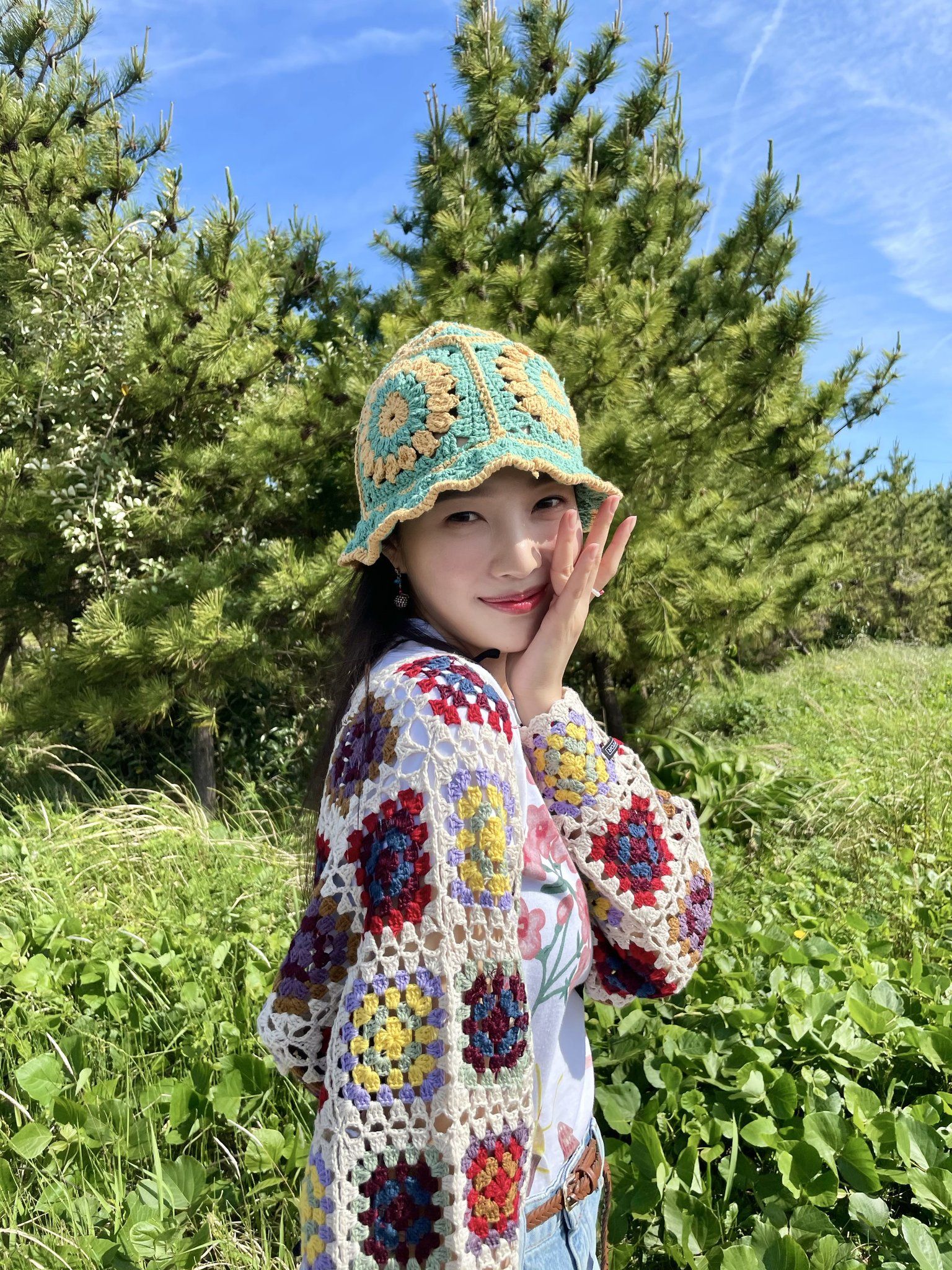 Joy red velvet mặc trang phục len crochet Gen Z