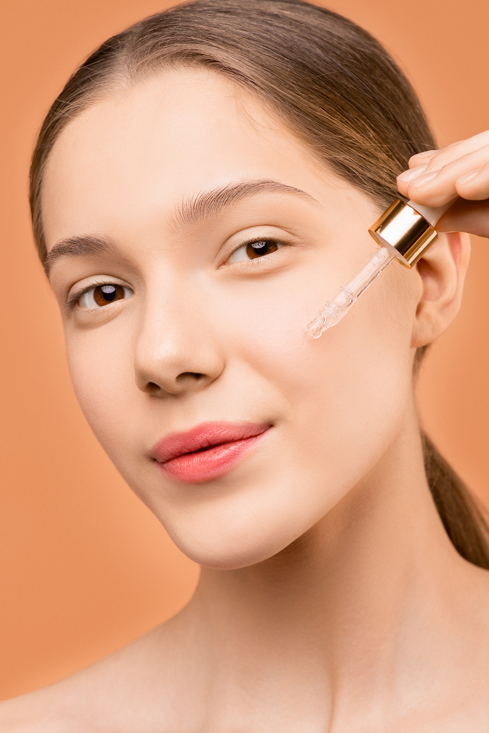 5 sai lầm khi dùng serum khiến da xuống cấp | ELLE