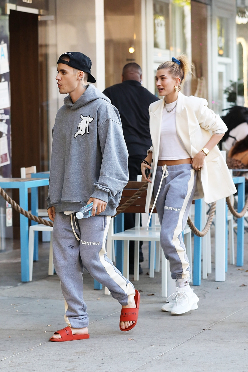 trang phục đời thường Hailey Bieber