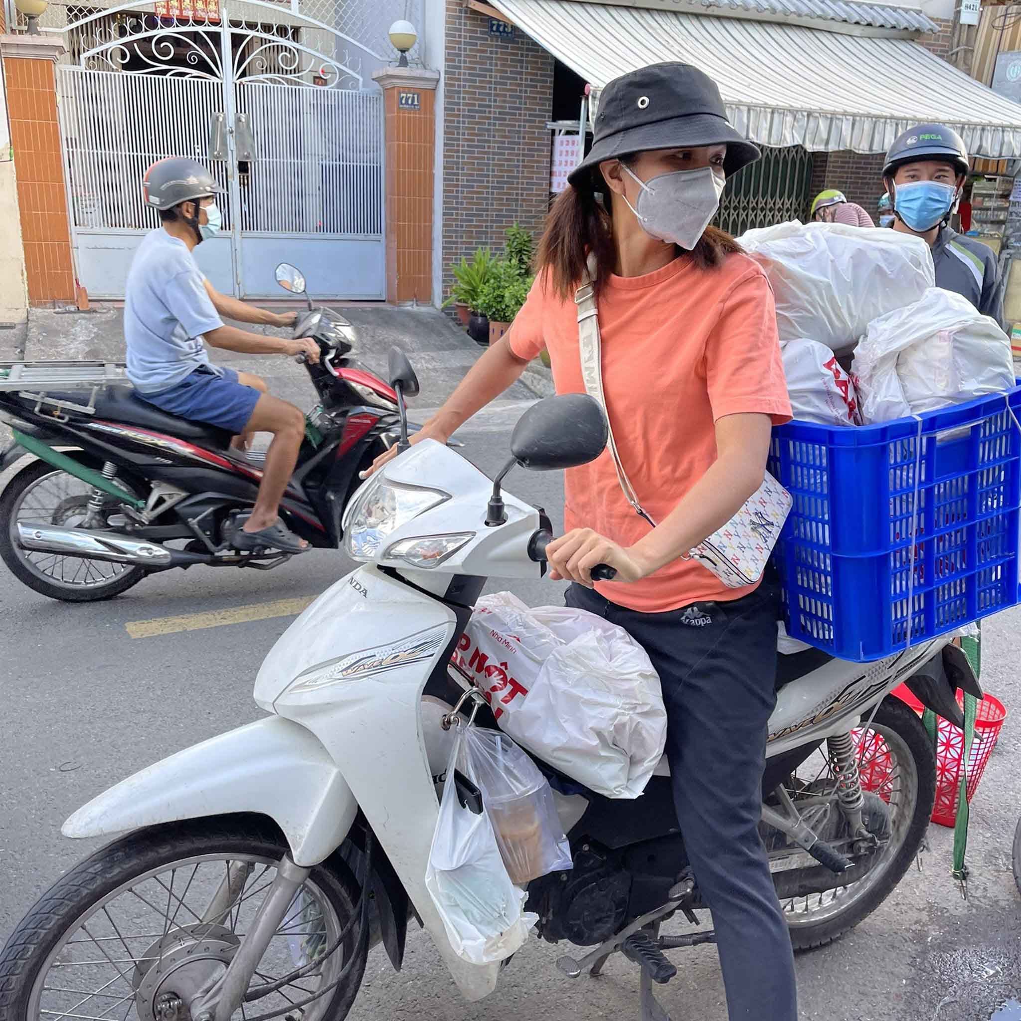 hoa hậu h'hen niê tình nguyện chống dịch ở sài gòn