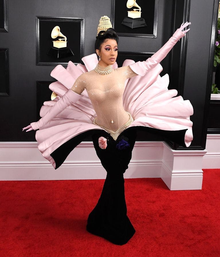 cardi b diện trang phục mugler 