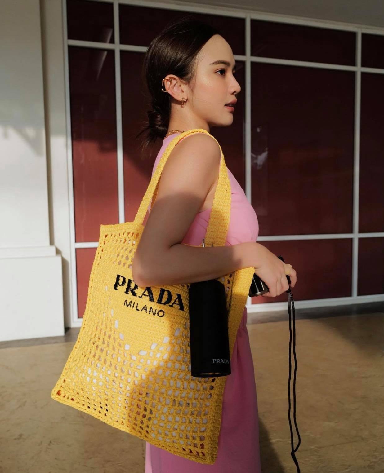 Túi tote prada màu vàng