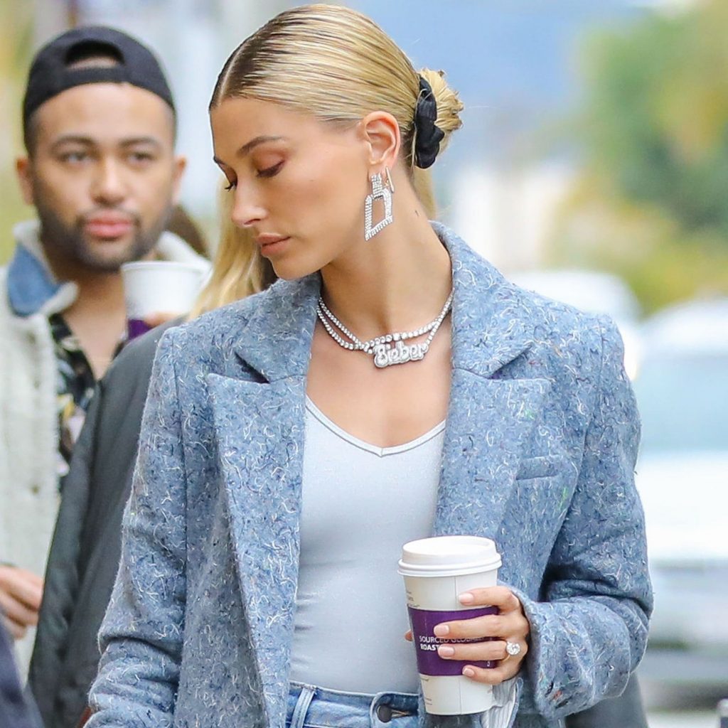 Hailey Bieber dạo phố với kiểu tóc búi.