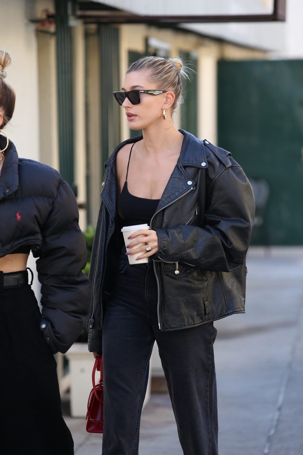 Hailey Bieber dạo phố với kiểu tóc búi.