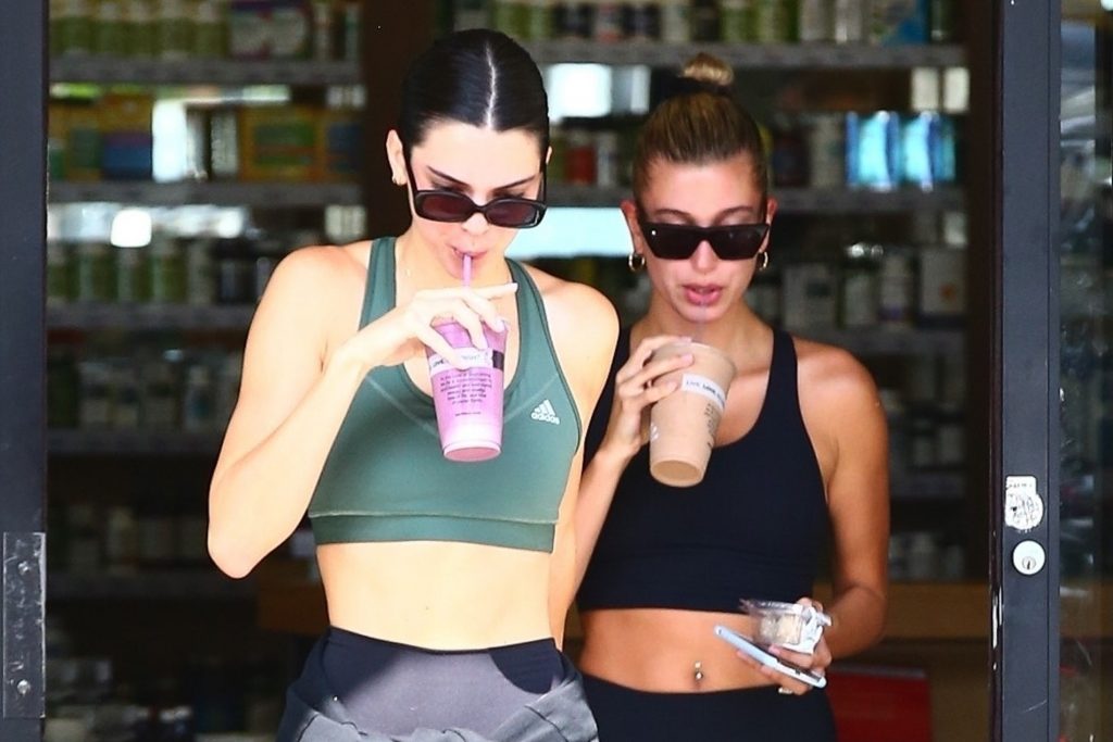 Kendall Jenner và Hailey Bieber bước ra từ phòng gym.