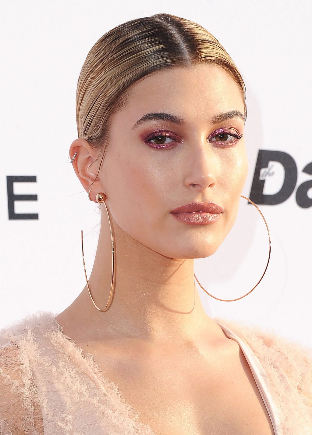 Hailey Bieber với kiểu tóc búi trên thảm đỏ.