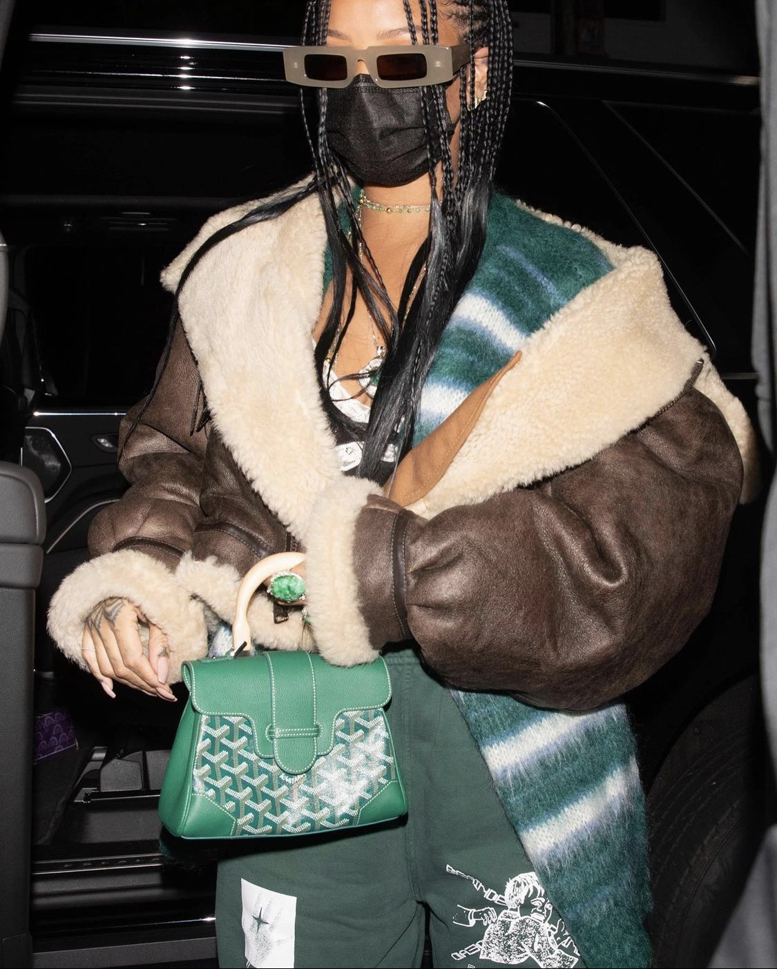 Rihanna và túi Goyard Saigon