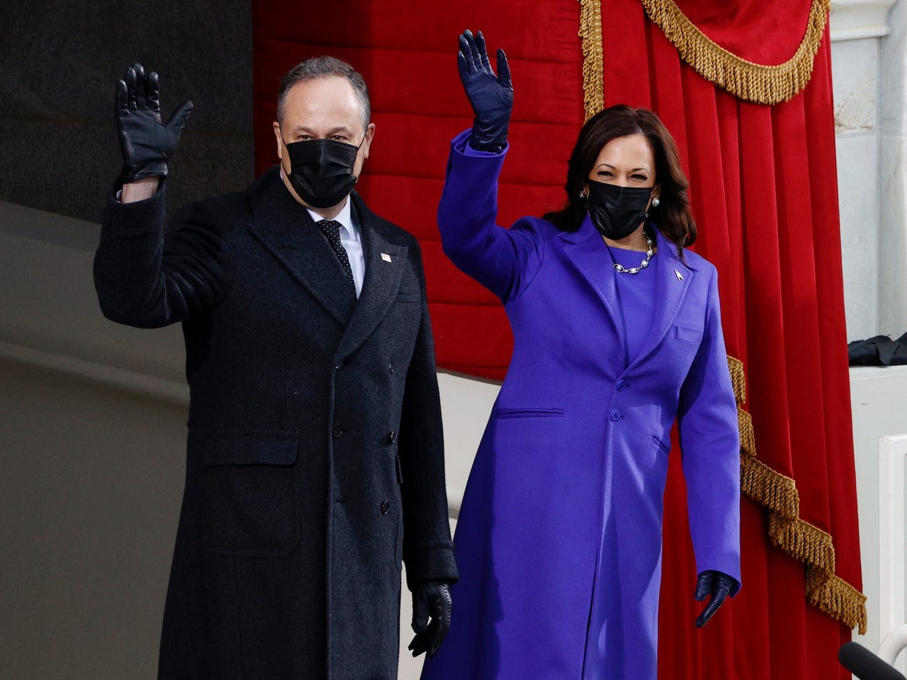 Kamala Harris áo trench coat tím