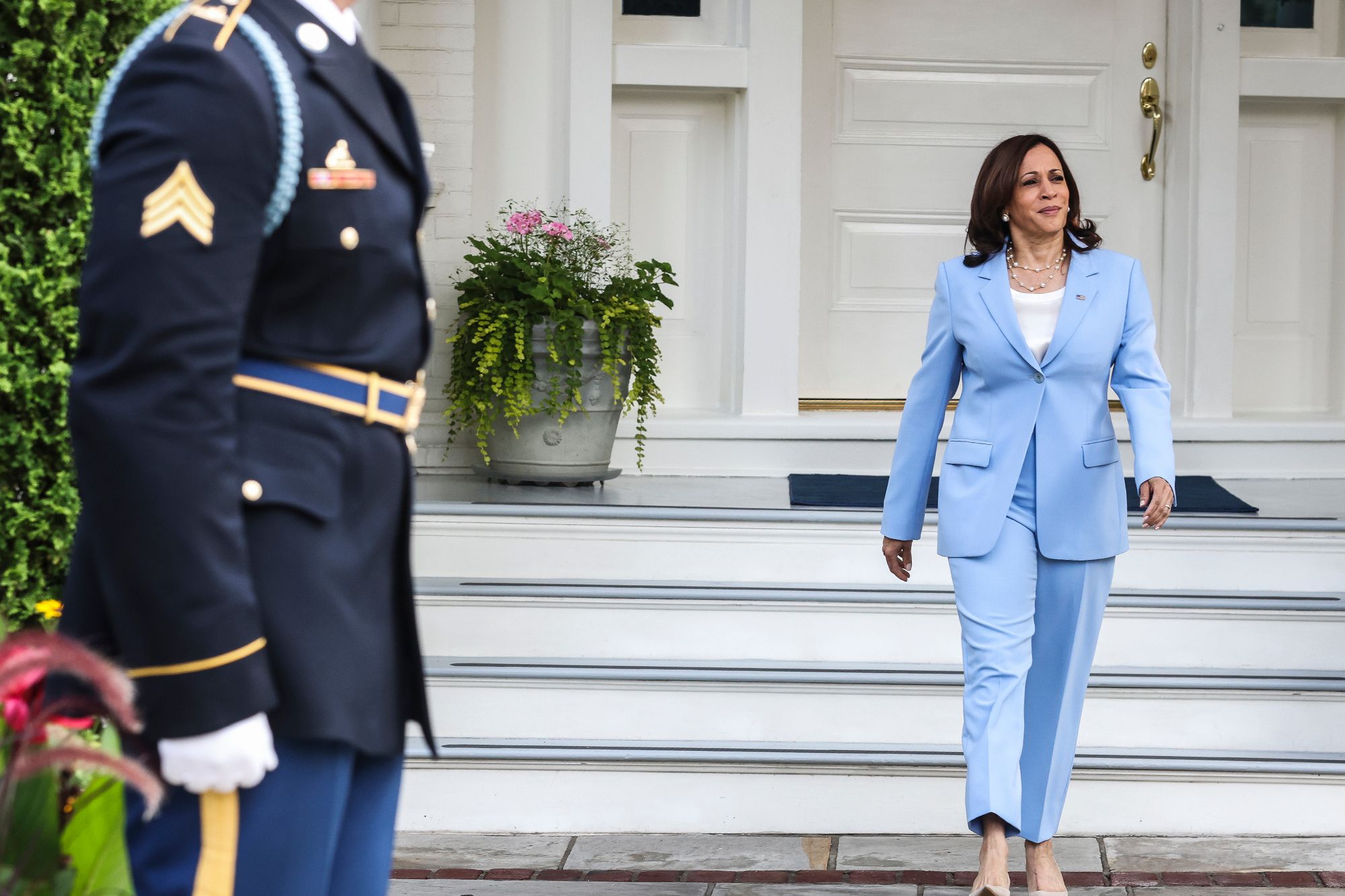 Kamala Harris suit xanh baby blue