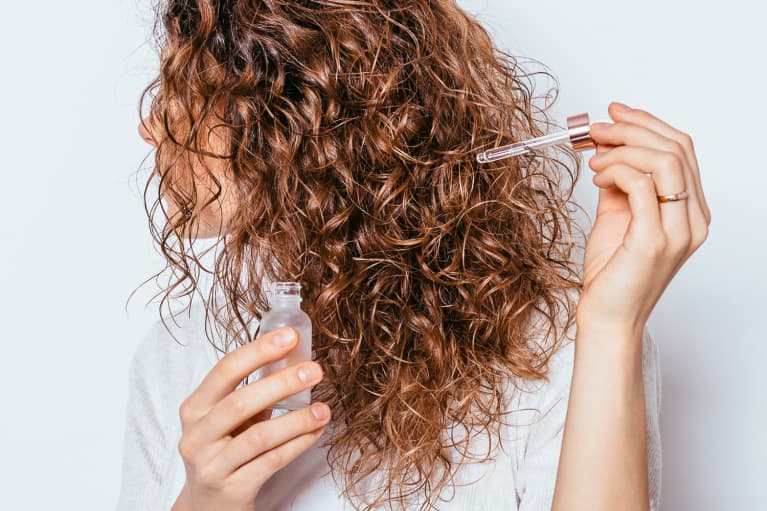 Chăm sóc tóc lão hóa bằng dầu dưỡng. Chăm sóc tóc lão hóa bằng dầu dưỡng.