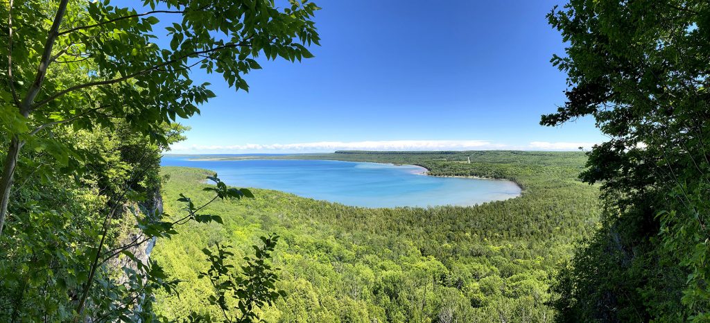 Canada hồ nước xanh mùa hè