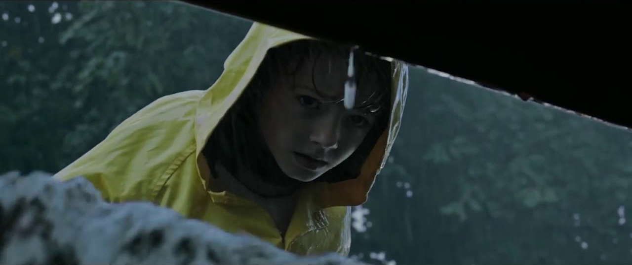 Georgie trong bộ áo mưa vàng