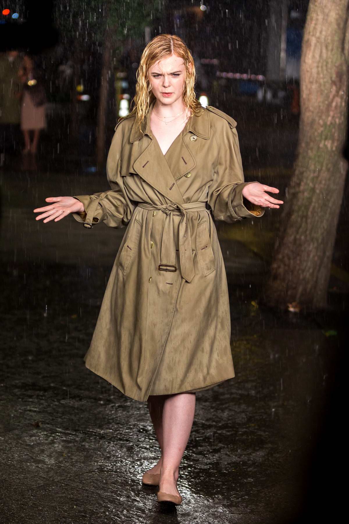 Elle Fanning trench coat mùa mưa