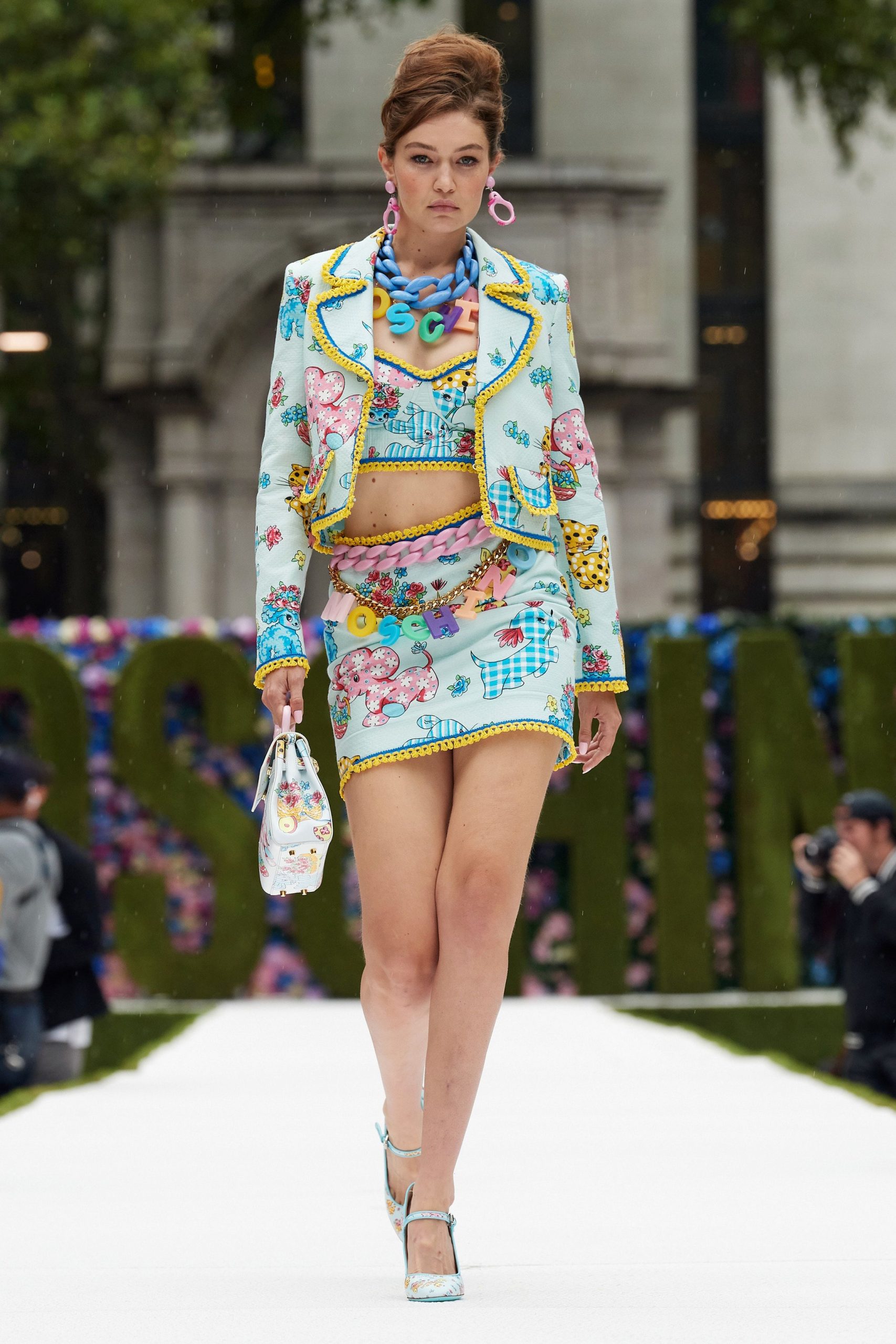 Mở màn show diễn Moschino Gigi Hadid