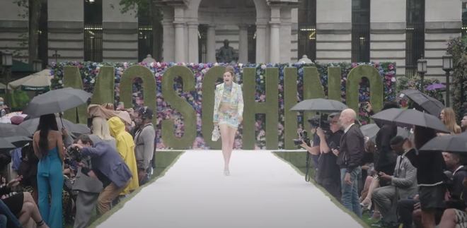 Gigi Hadid diễn show Moschino mở màn