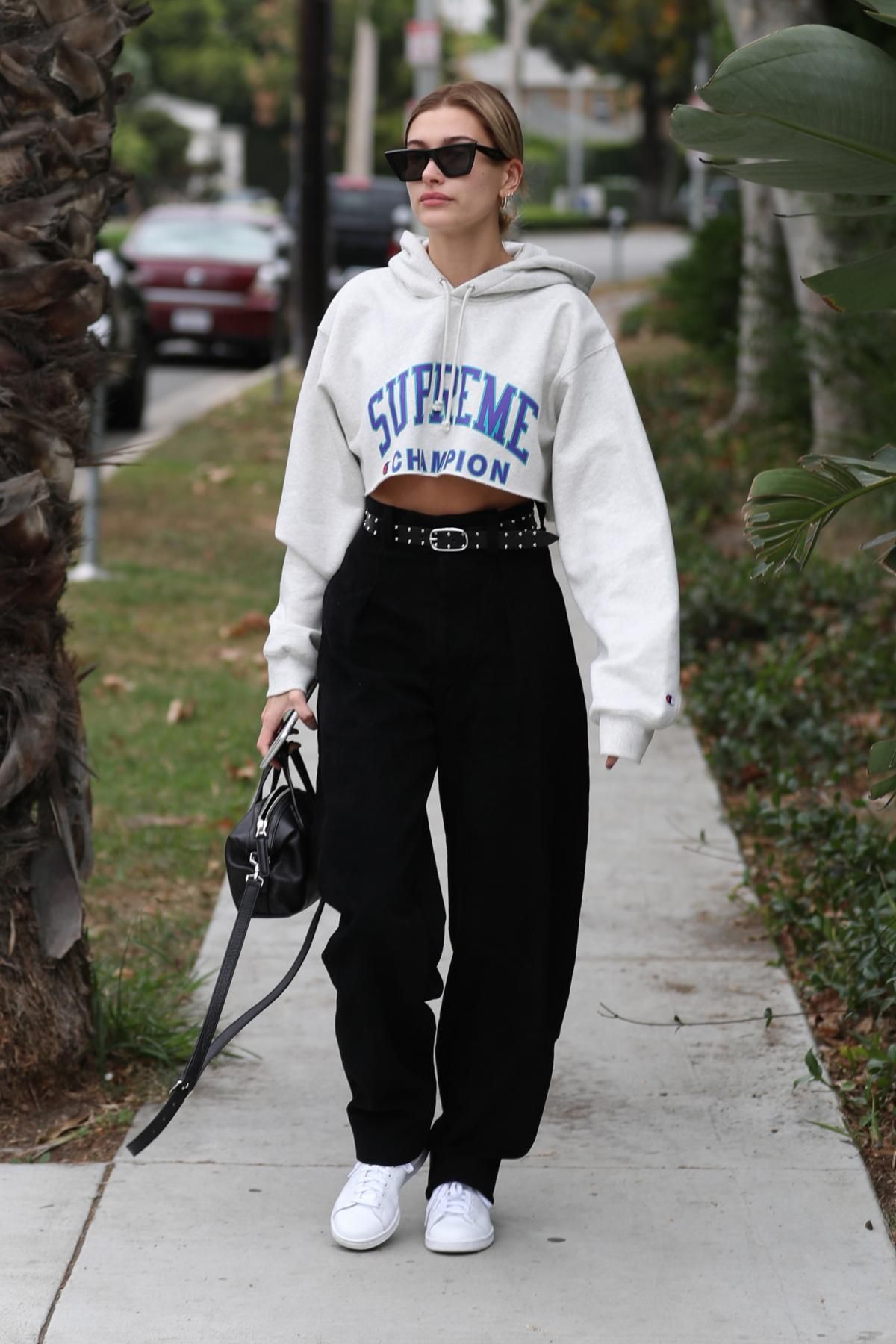 Hailey Bieber áo crop top tay dài